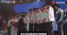 雷竞技-包含Uzi回归赛场，突破纪录首场状态亮眼，美国队观众沸腾！的词条
