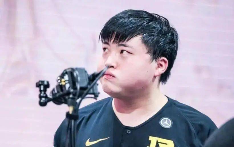 领先优势明显引发热议!,Uzi在篮网比赛中刷新纪录上演精彩一战 领先优势明显引发热议!,Uzi在篮网比赛中刷新纪录上演精彩一战