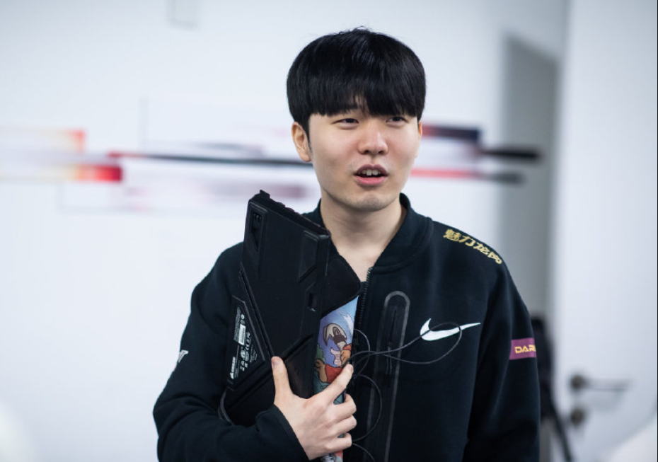 包含FPX引发争议！，Rookie官方宣布夺冠新规气势如虹延续的词条