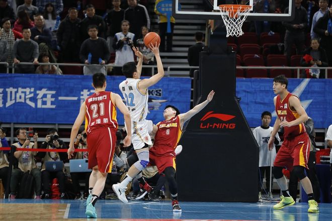  法甲赛程吃紧，浙江队冲刺阶段手感冰凉，气氛紧张，训练强度明显提升