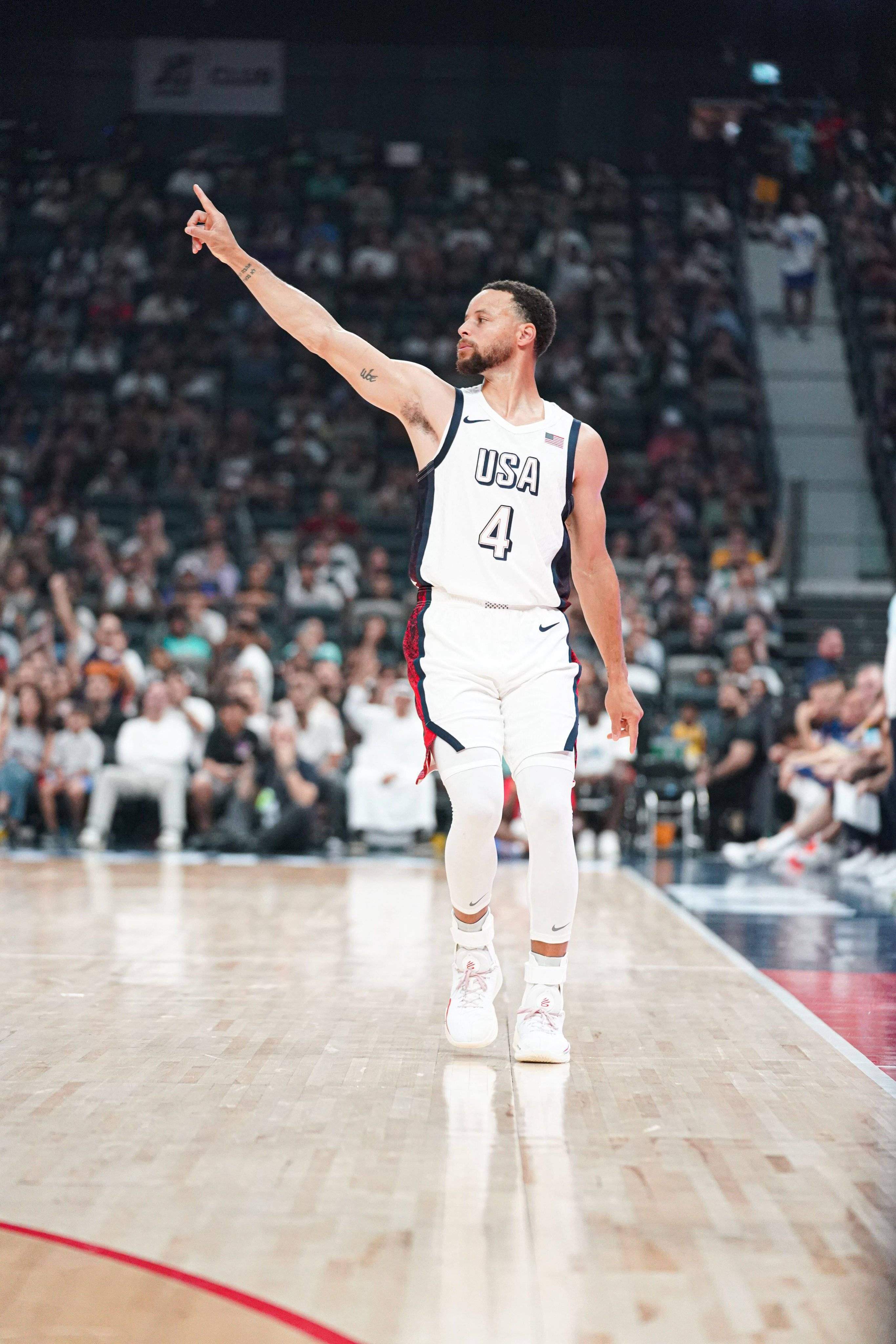 库里回归赛场,出色防守首场状态亮眼,法国队观众沸腾!的简单介绍 库里回归赛场,出色防守首场状态亮眼,法国队观众沸腾!的简单介绍