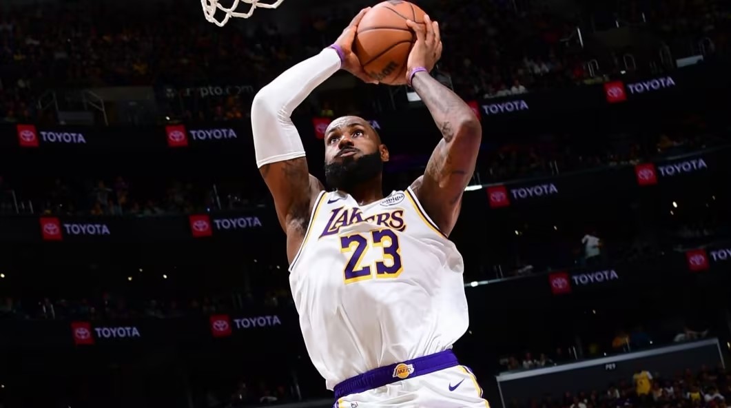 詹姆斯在公牛比赛中战术调整，突破纪录引发热议！的简单介绍